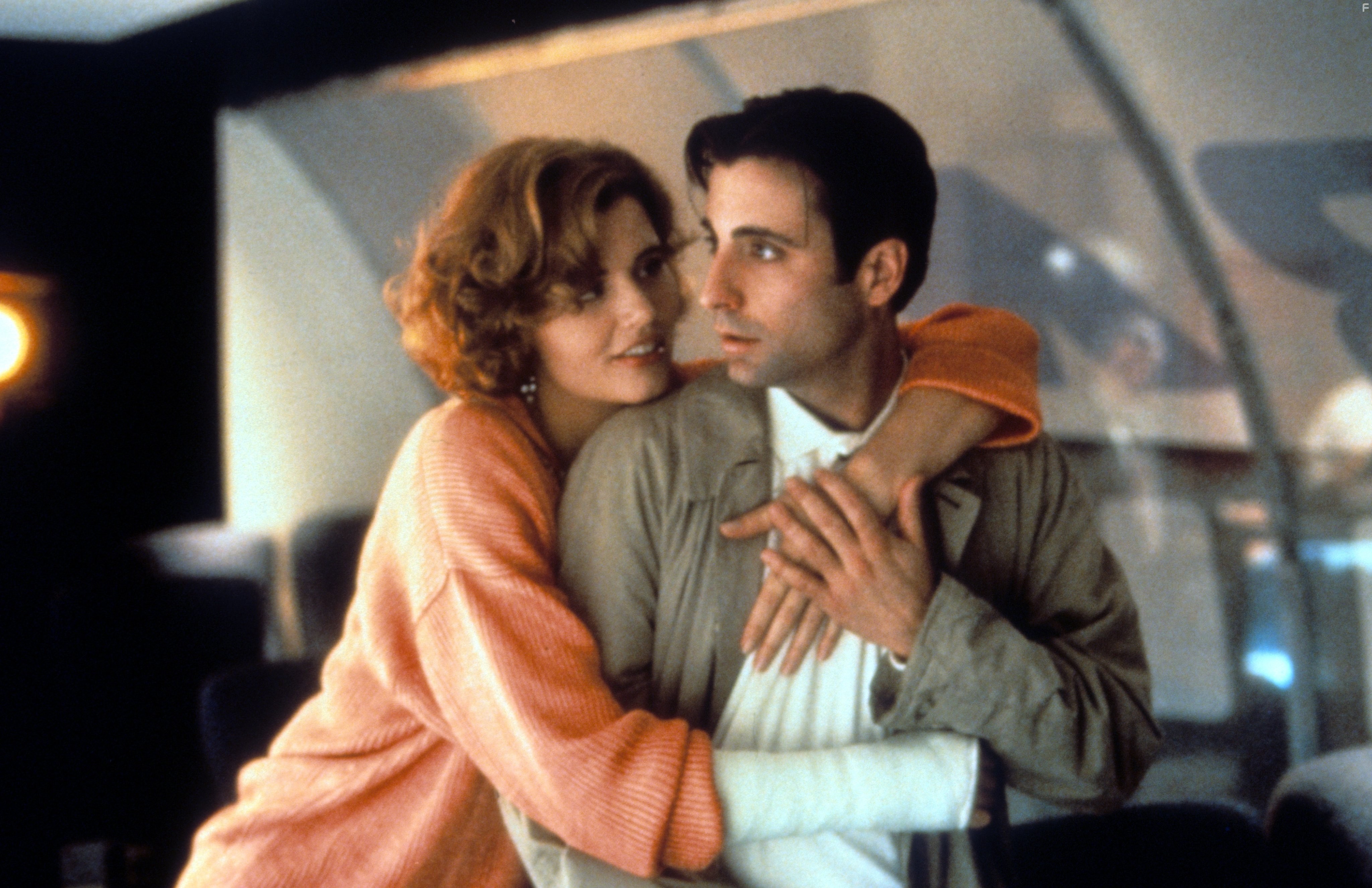 Geena Davis and Andy Garcia in Герой (1992)