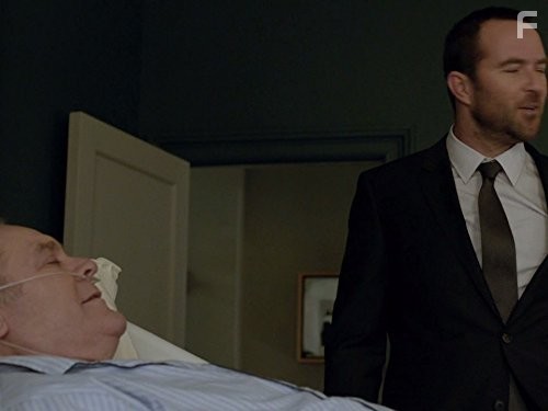 Jay O. Sanders and Sullivan Stapleton in Слепое пятно (2015)