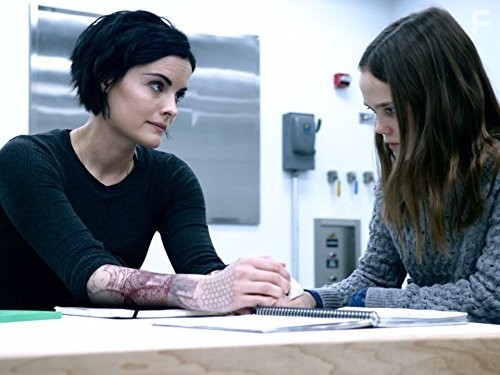 Jaimie Alexander and Oona Laurence in Слепое пятно (2015)