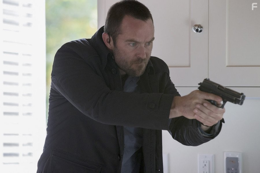 Sullivan Stapleton in Слепое пятно (2015)