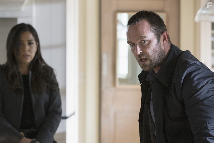 Sullivan Stapleton and Audrey Esparza in Слепое пятно (2015)