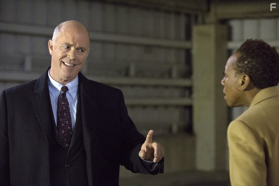 Marianne Jean-Baptiste and Michael Gaston in Слепое пятно (2015)