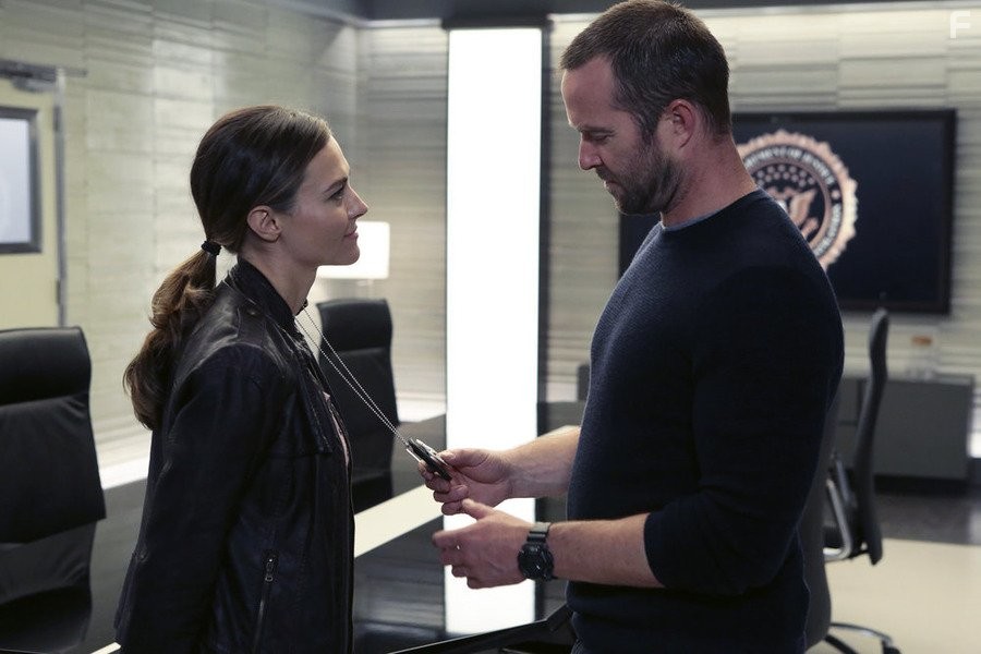 Trieste Kelly Dunn and Sullivan Stapleton in Слепое пятно (2015)