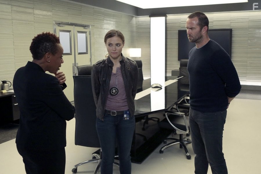 Marianne Jean-Baptiste, Trieste Kelly Dunn, and Sullivan Stapleton in Слепое пятно (2015)