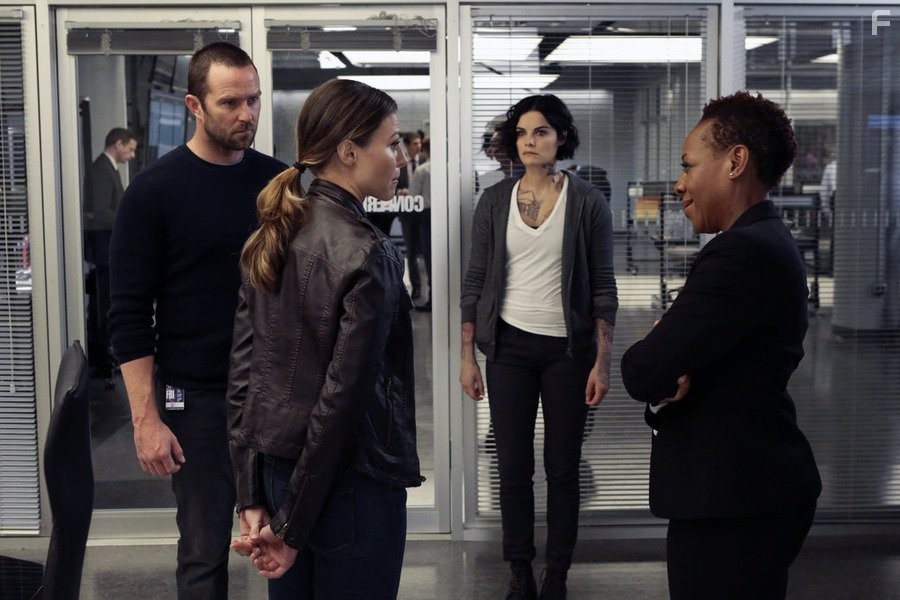 Marianne Jean-Baptiste, Trieste Kelly Dunn, Sullivan Stapleton, and Jaimie Alexander in Слепое пятно (2015)