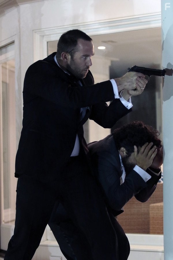 Sullivan Stapleton in Слепое пятно (2015)