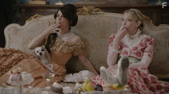Natasha Leggero and Riki Lindhome in Другое время (2015)