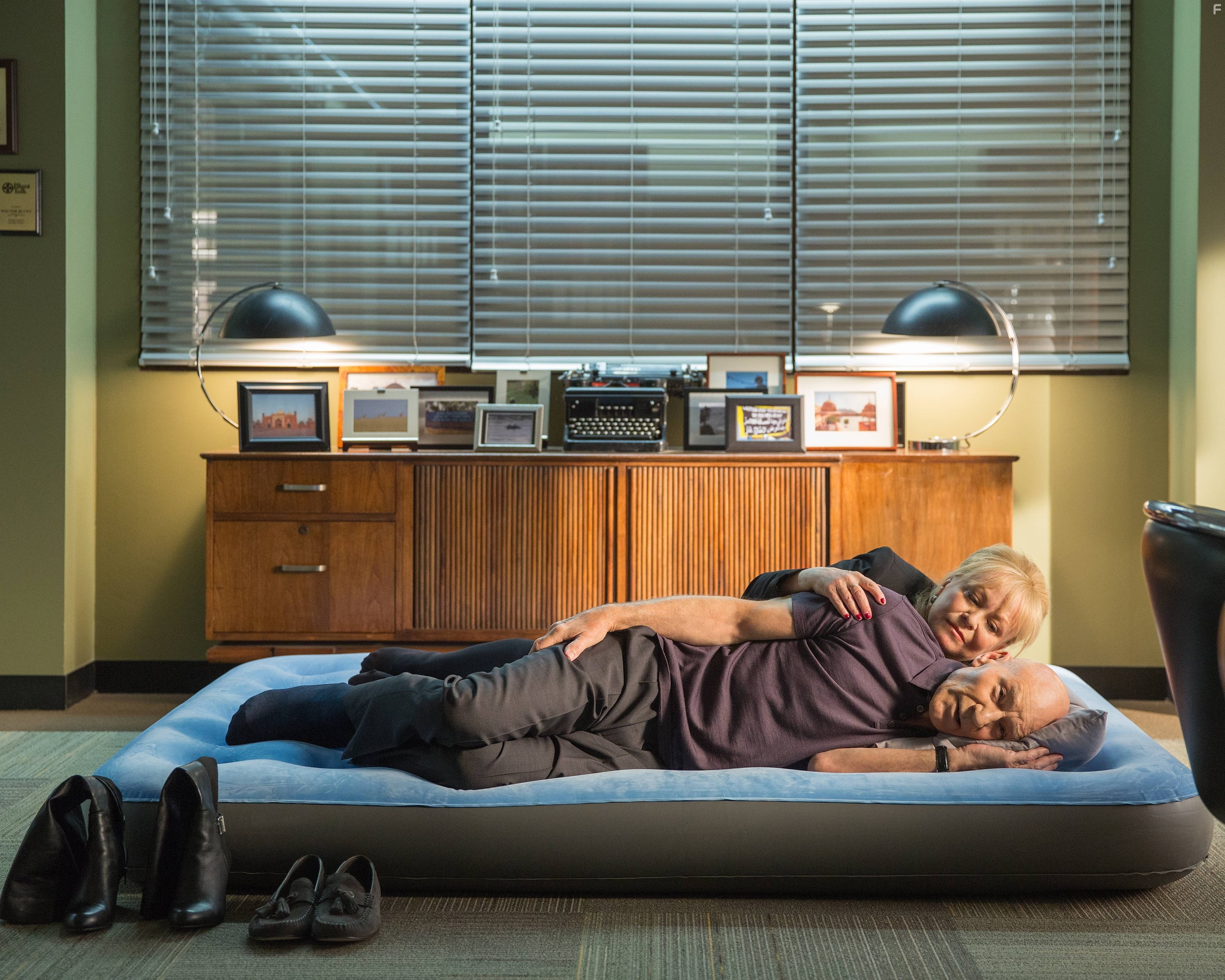 Patrick Stewart and Jacki Weaver in Блант говорит (2015)