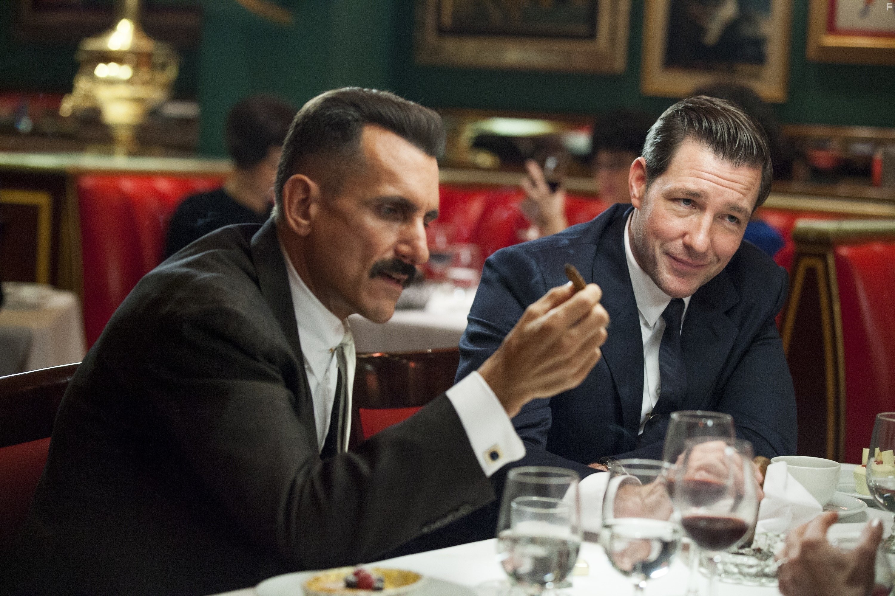 Edward Burns and Wass Stevens in Общественная мораль (2015)