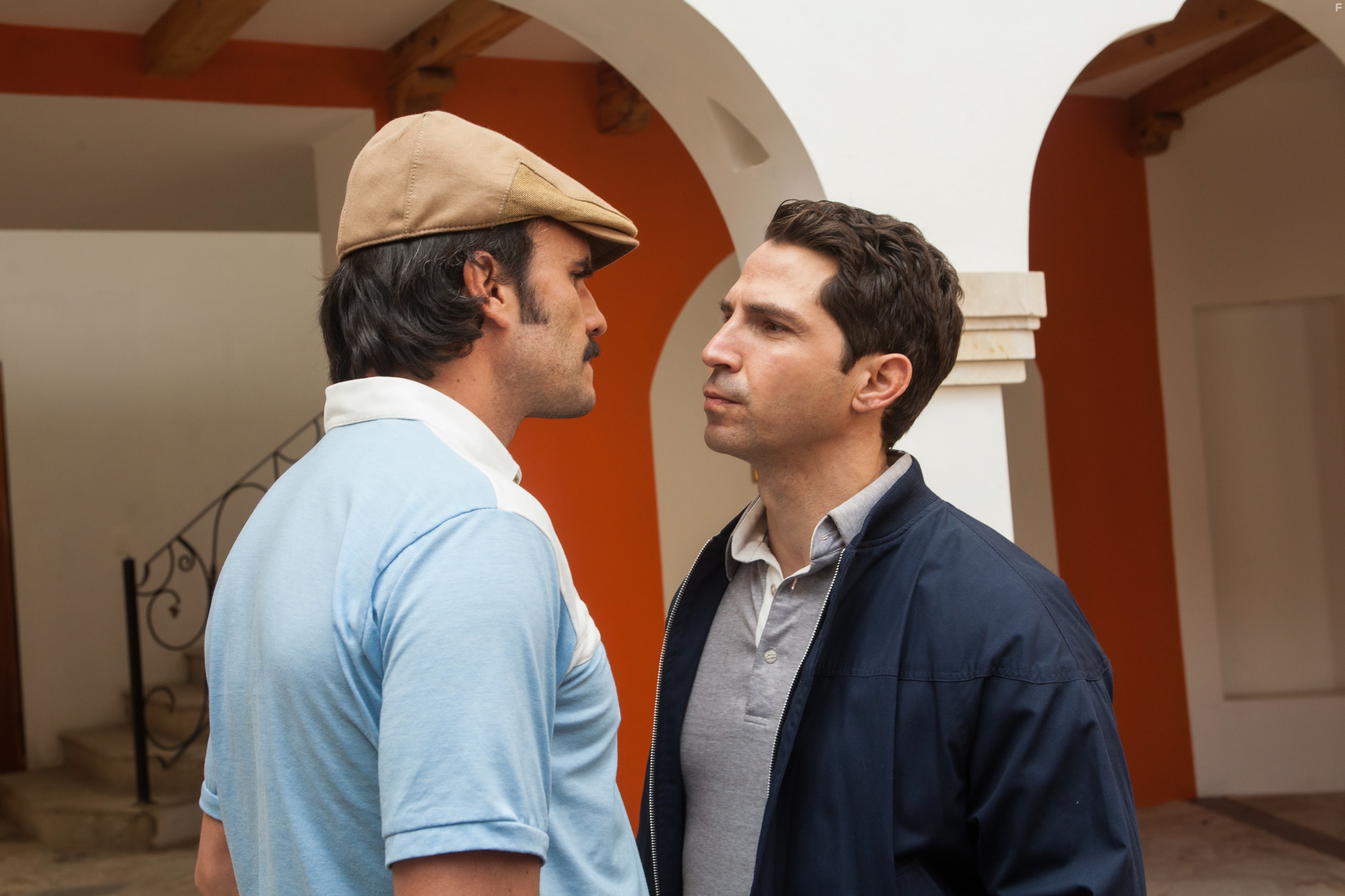 Maurice Compte and Juan Pablo Raba in Нарко (2015)