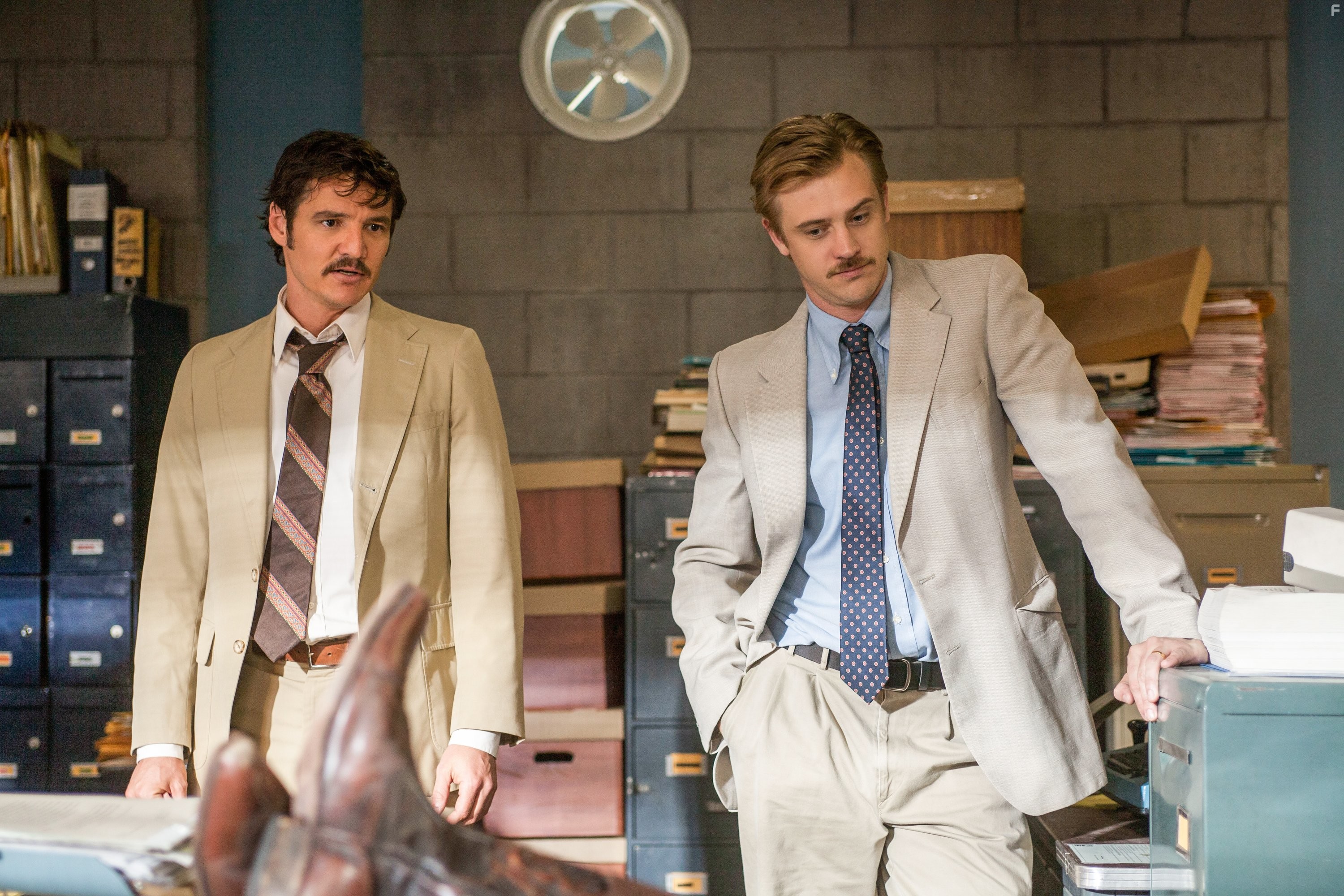 Pedro Pascal and Boyd Holbrook in Нарко (2015)