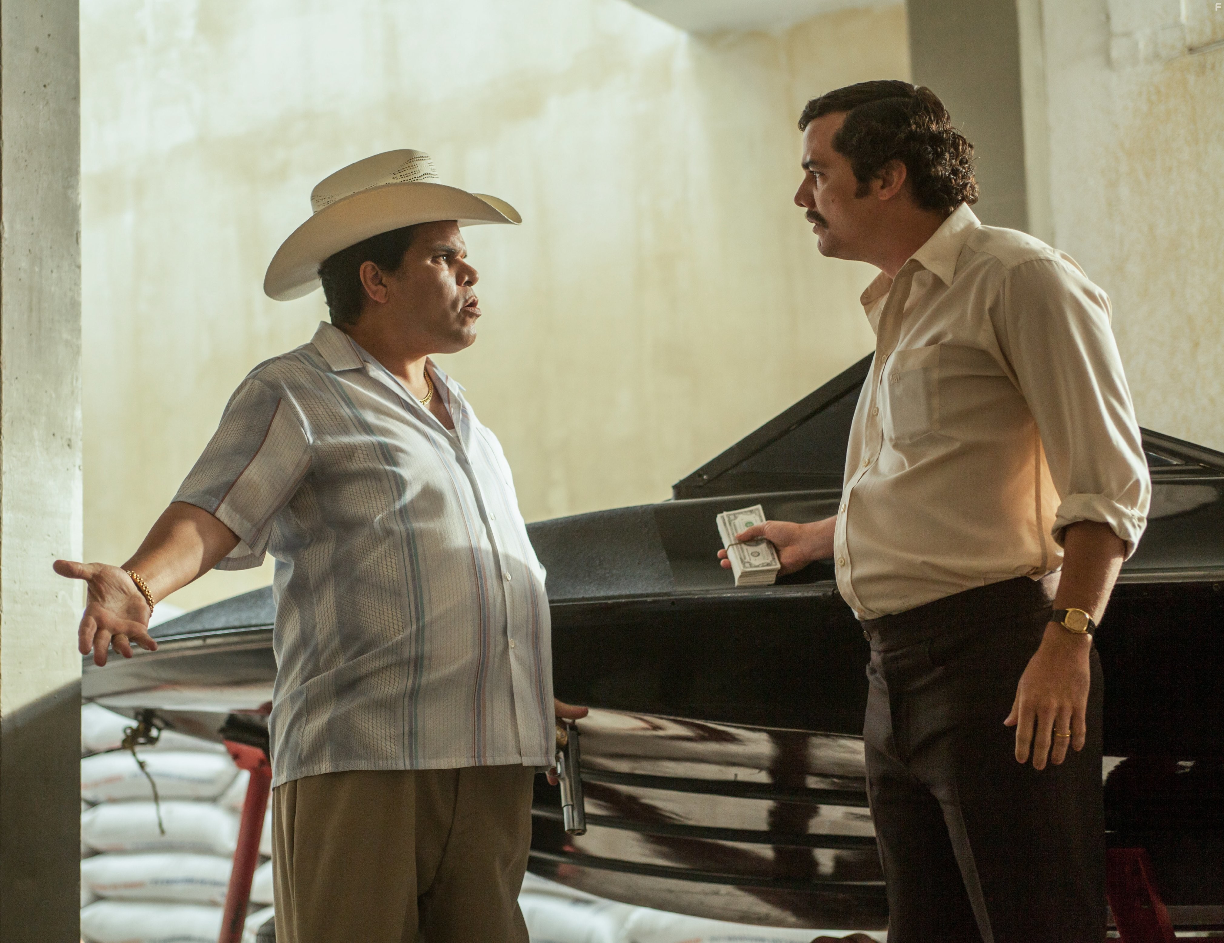 Luis Guzm?n and Wagner Moura in Нарко (2015)