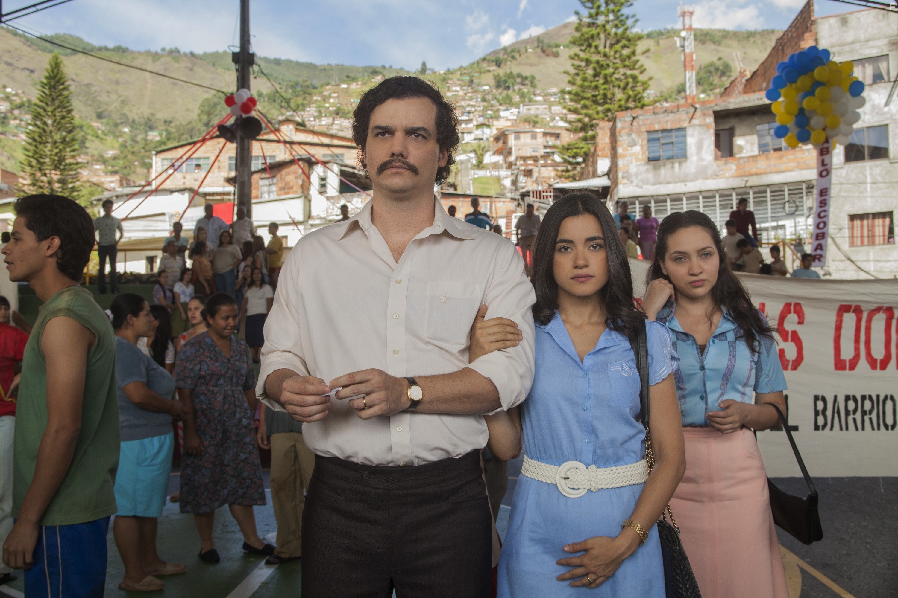 Wagner Moura and Paulina Gaitan in Нарко (2015)