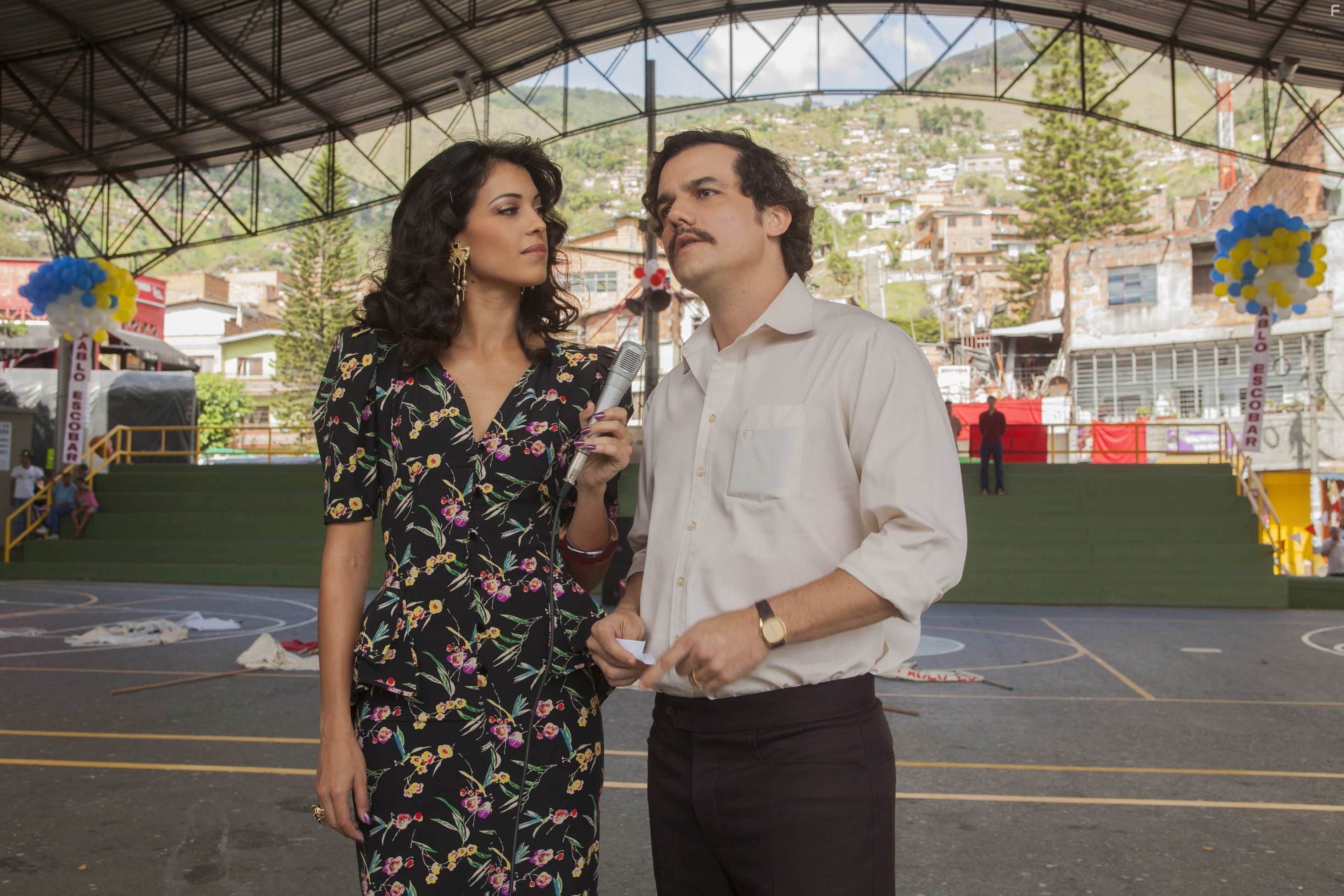 Wagner Moura and Stephanie Sigman in Нарко (2015)