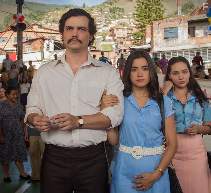 Wagner Moura and Paulina Gaitan in Нарко (2015)