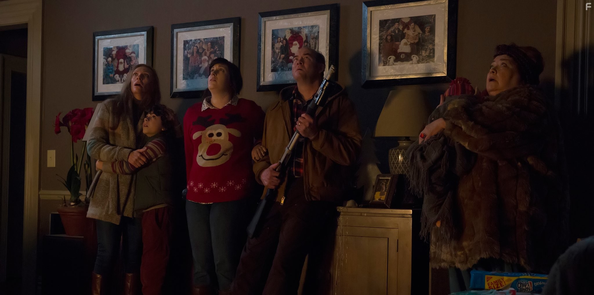 Toni Collette, Conchata Ferrell, David Koechner, Allison Tolman, and Emjay Anthony in Крампус (2015)