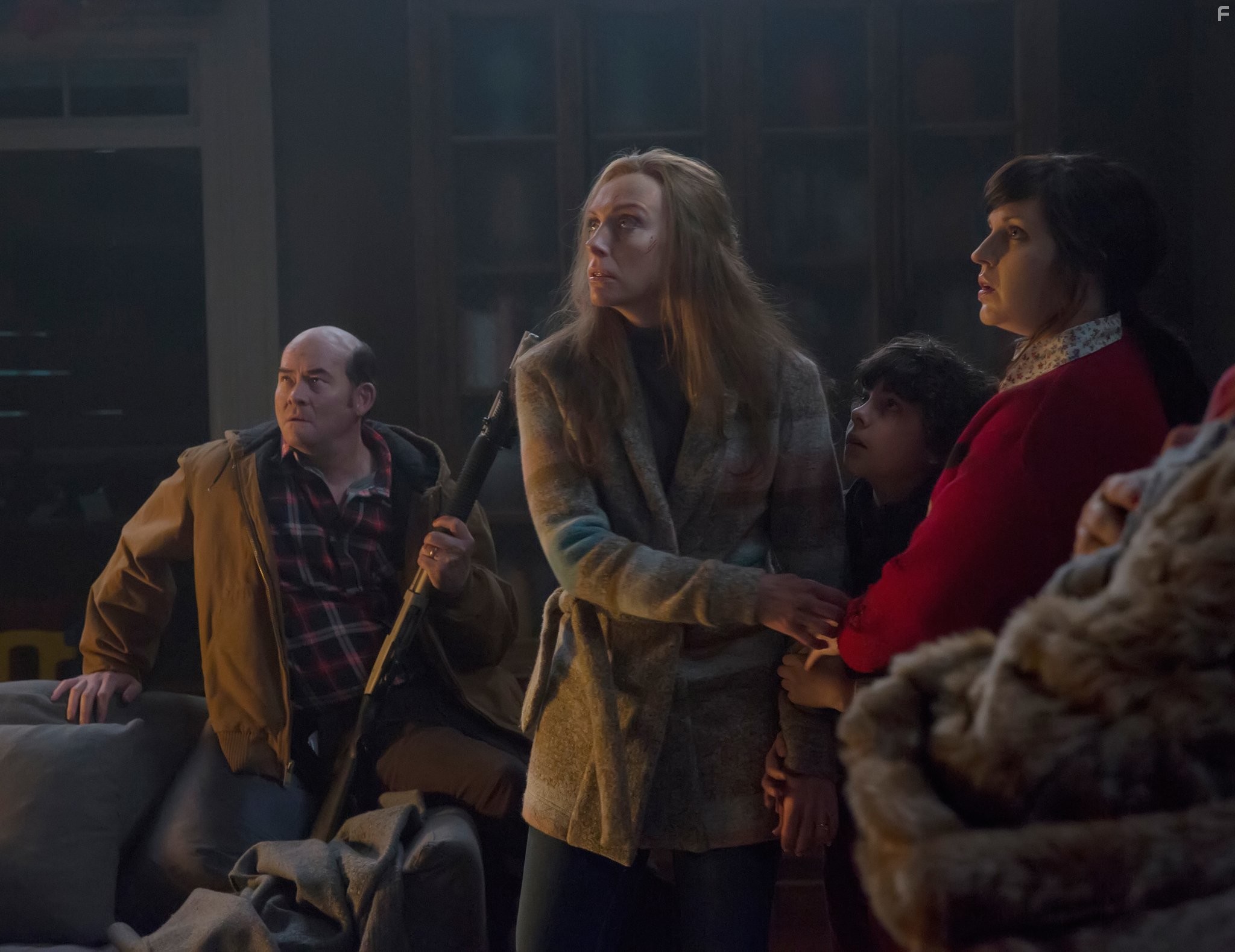 Toni Collette, David Koechner, Allison Tolman, and Emjay Anthony in Крампус (2015)