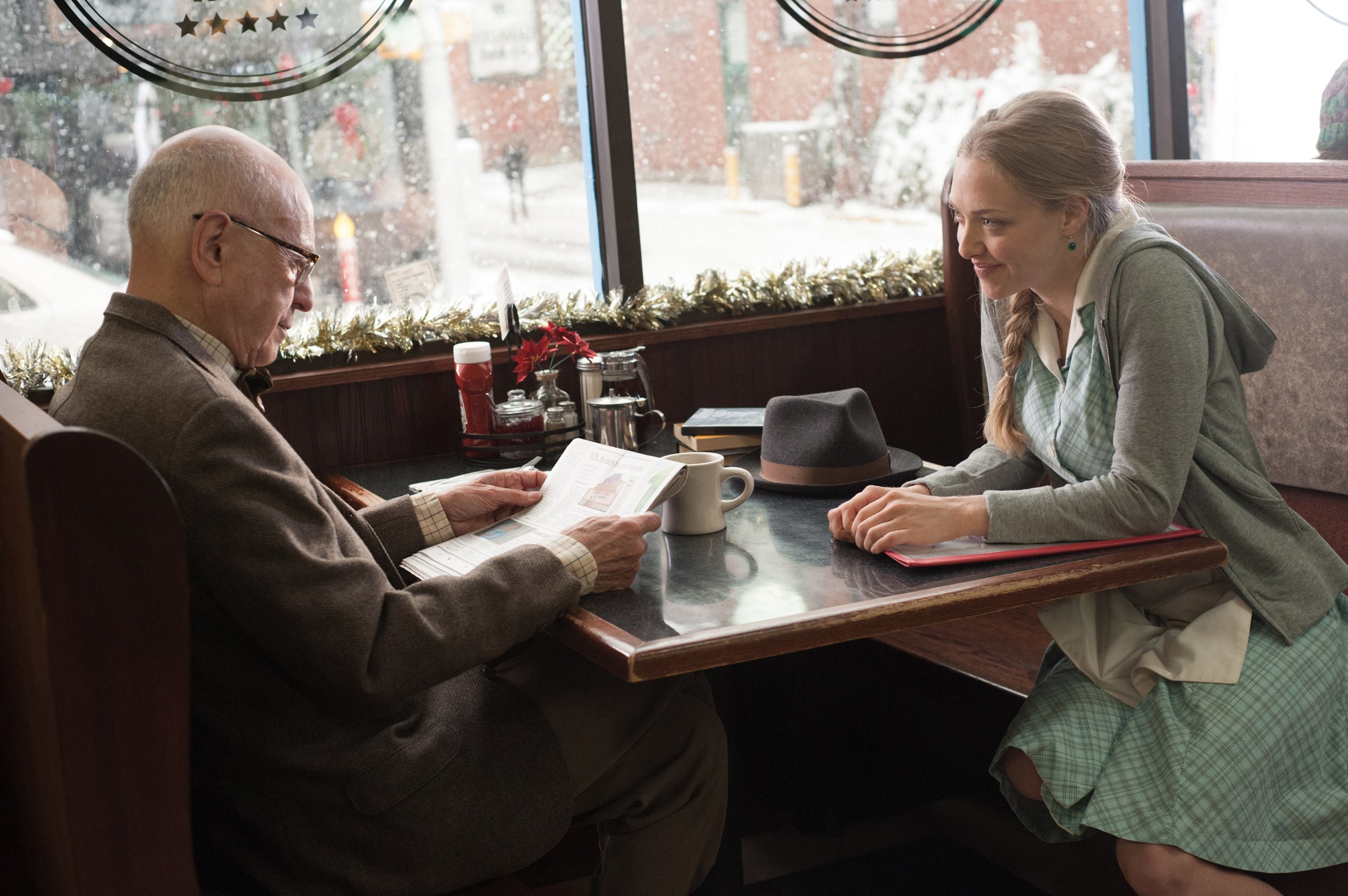 Alan Arkin and Amanda Seyfried in Любите Куперов (2015)