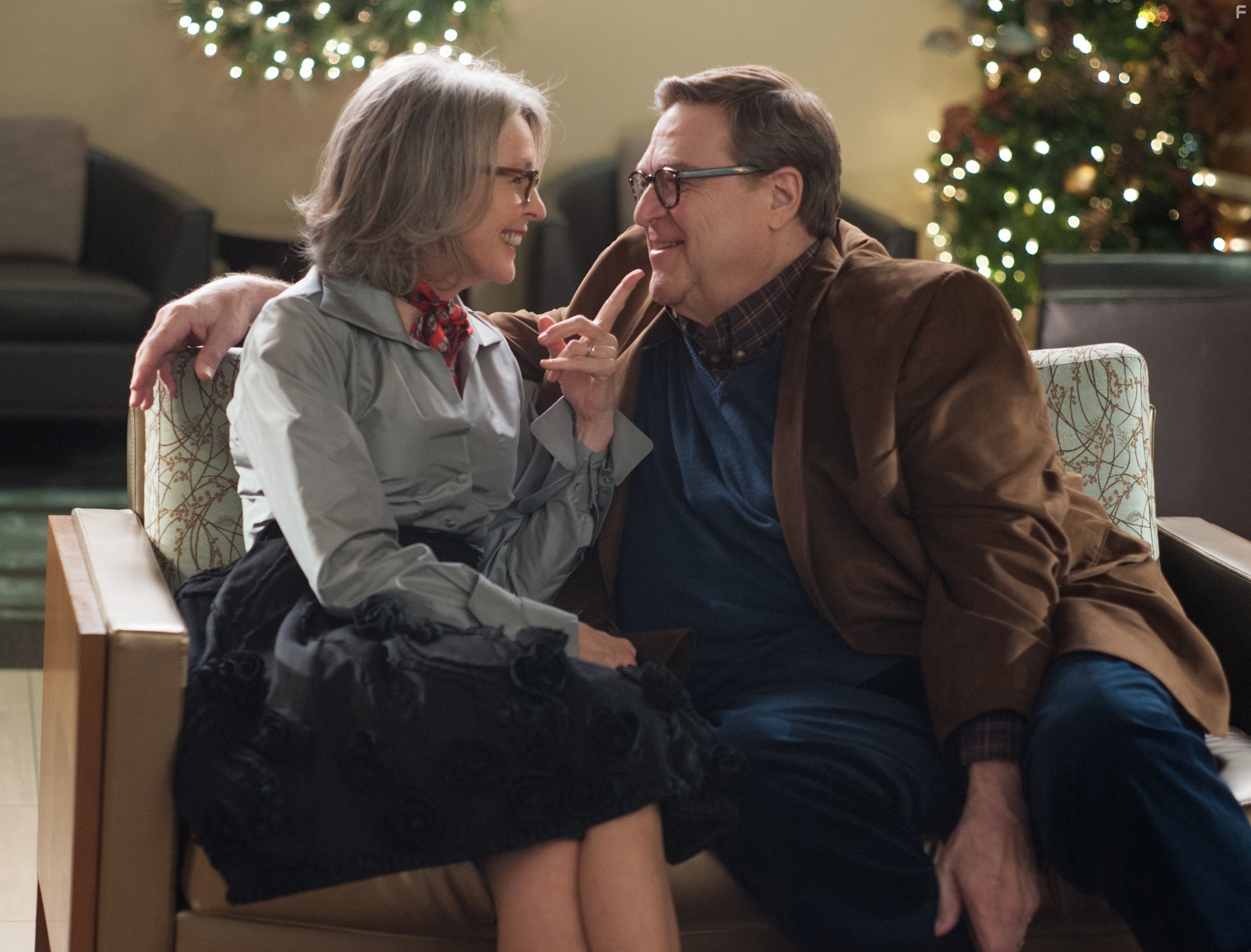 John Goodman and Diane Keaton in Любите Куперов (2015)