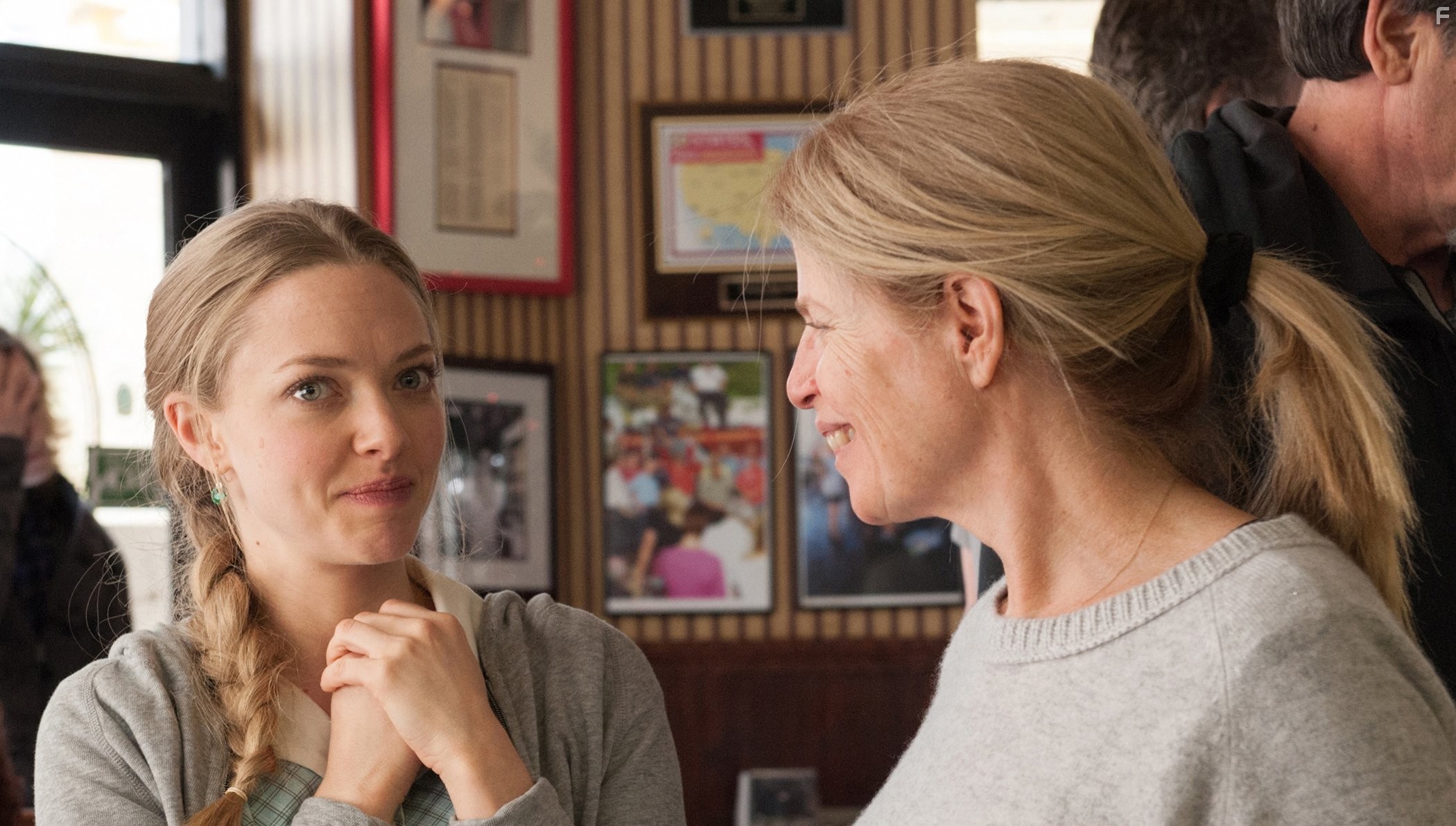 Jessie Nelson and Amanda Seyfried in Любите Куперов (2015)