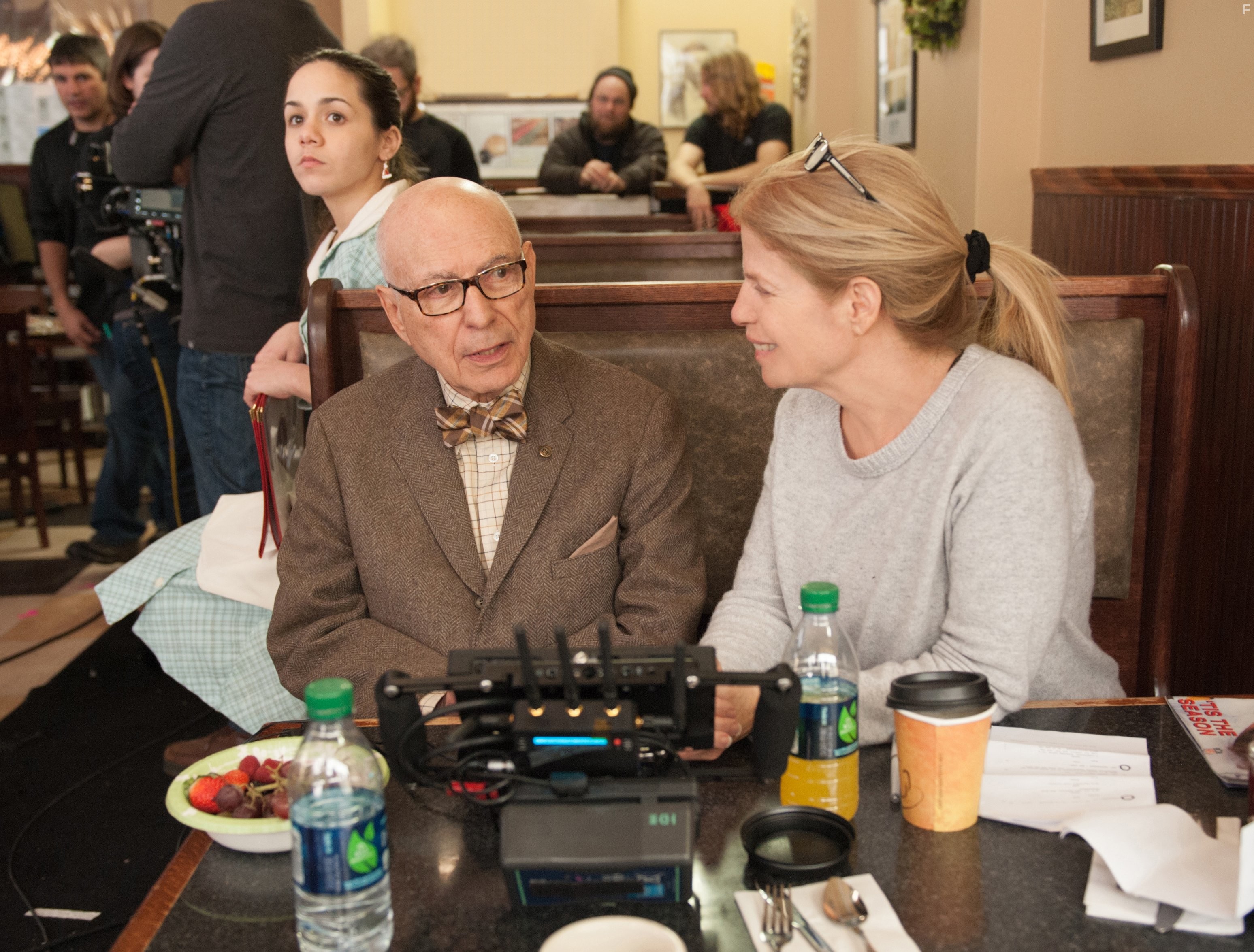 Alan Arkin and Jessie Nelson in Любите Куперов (2015)
