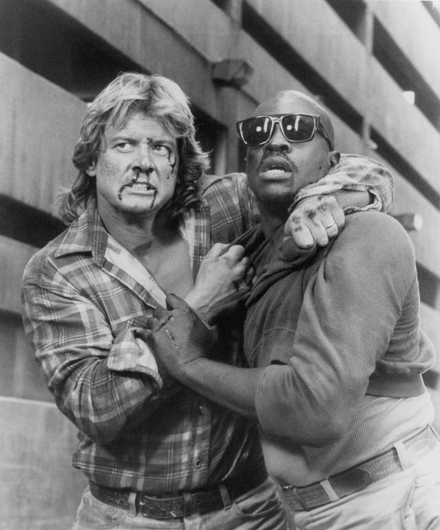 Keith David and Roddy Piper in Чyжие среди нас (1988)