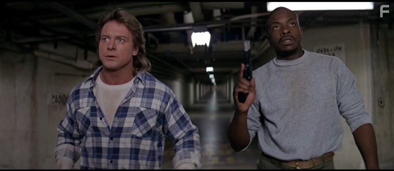 Keith David and Roddy Piper in Чyжие среди нас (1988)