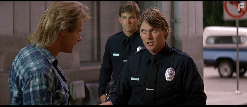 Norman Howell and Roddy Piper in Чyжие среди нас (1988)