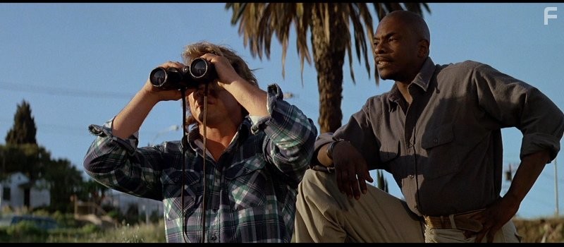 Keith David and Roddy Piper in Чyжие среди нас (1988)