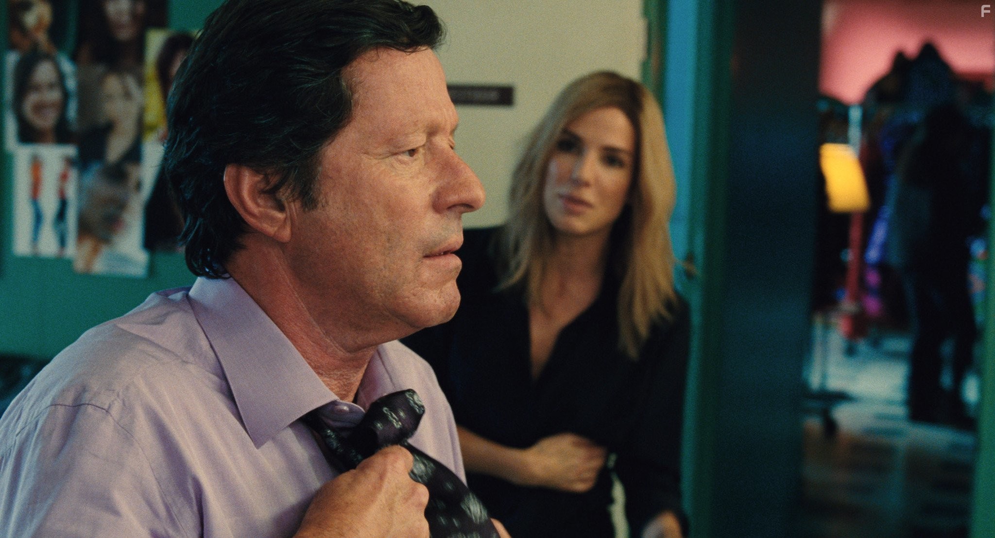 Sandra Bullock and Joaquim de Almeida in Наш бренд - кризис (2015)
