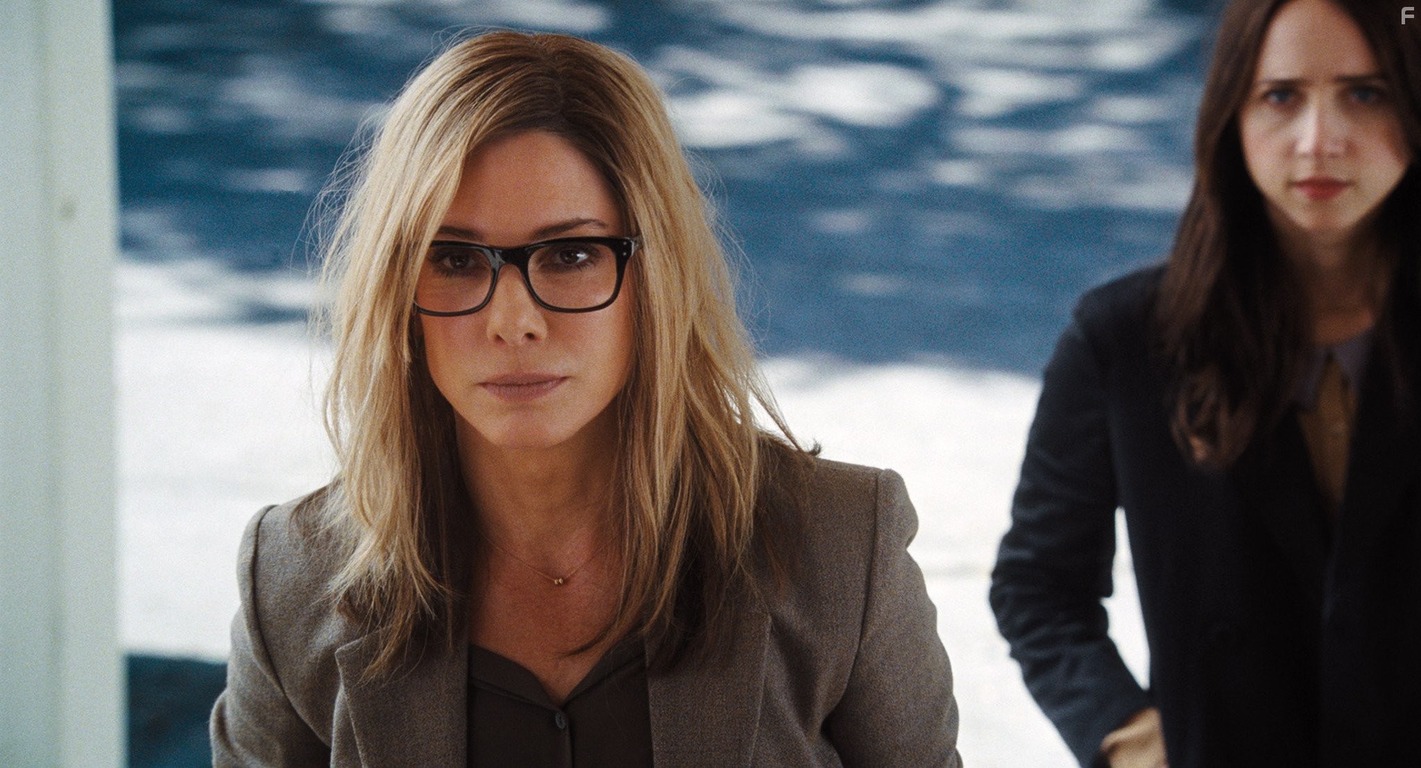 Sandra Bullock and Zoe Kazan in Наш бренд - кризис (2015)
