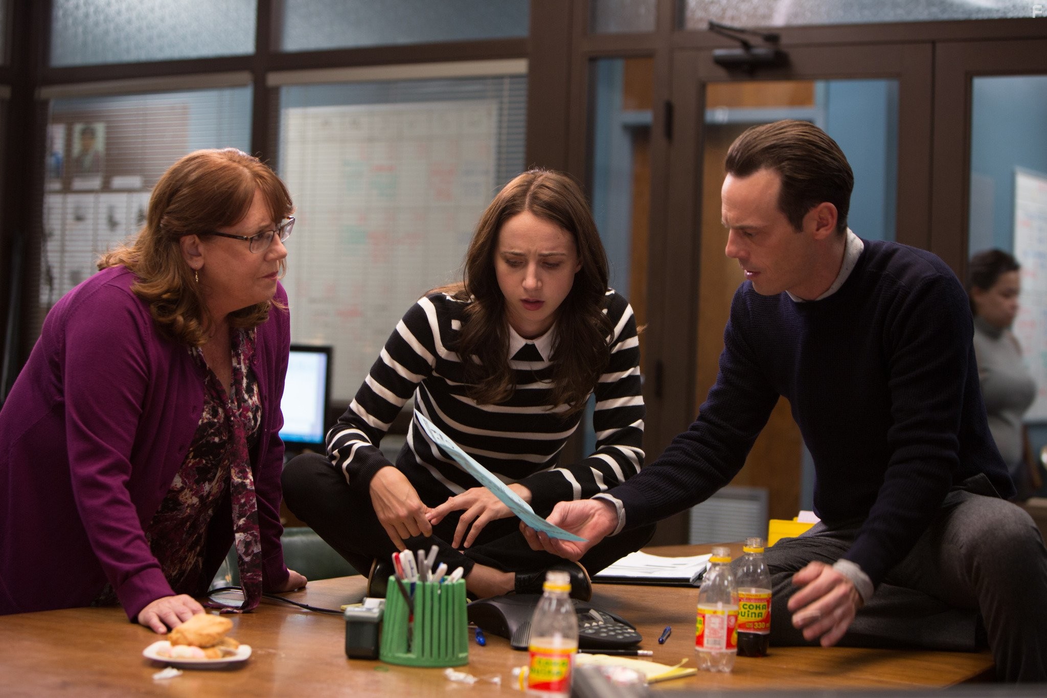Ann Dowd, Scoot McNairy, and Zoe Kazan in Наш бренд - кризис (2015)
