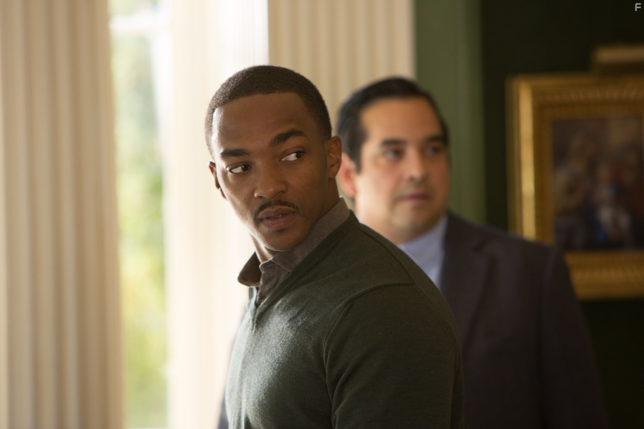 Dominic Flores and Anthony Mackie in Наш бренд - кризис (2015)