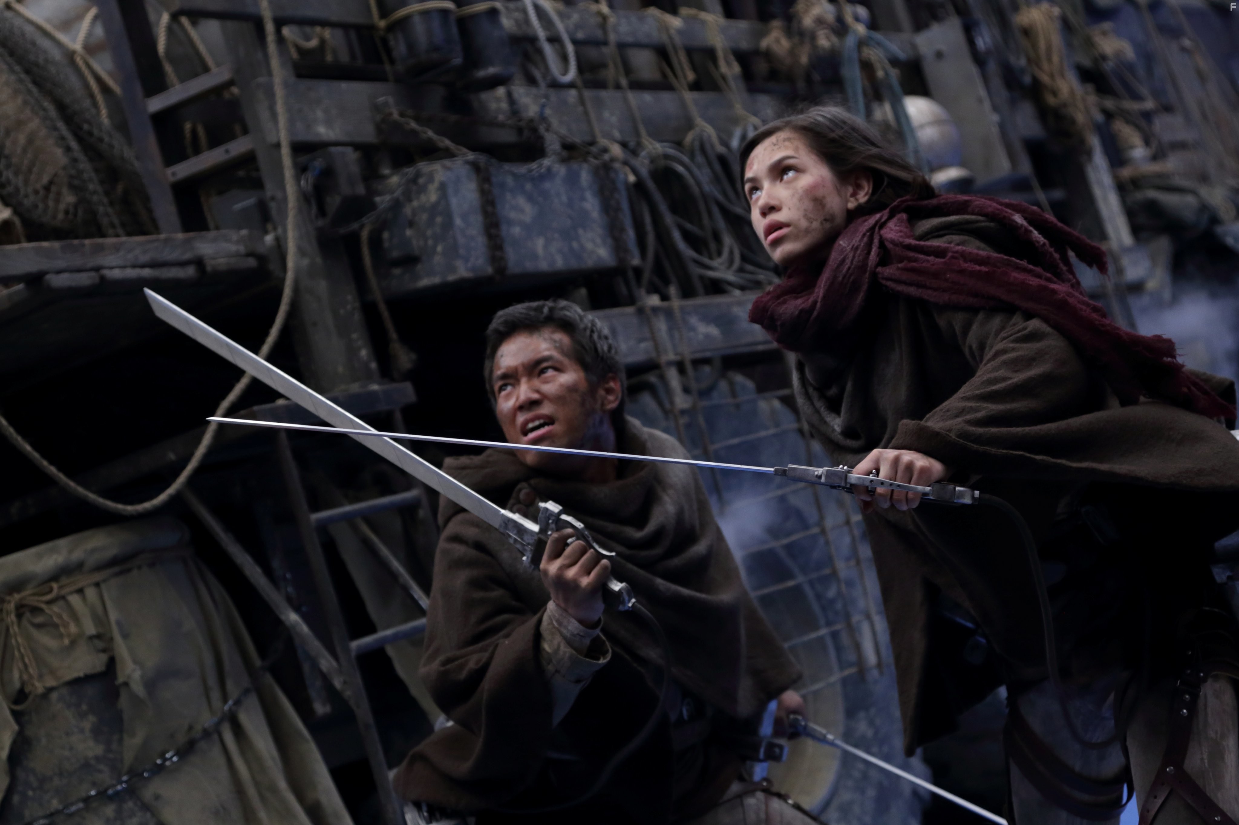 Kiko Mizuhara and Takahiro Miura in Атака титанов. Фильм второй: Конец света (2015)