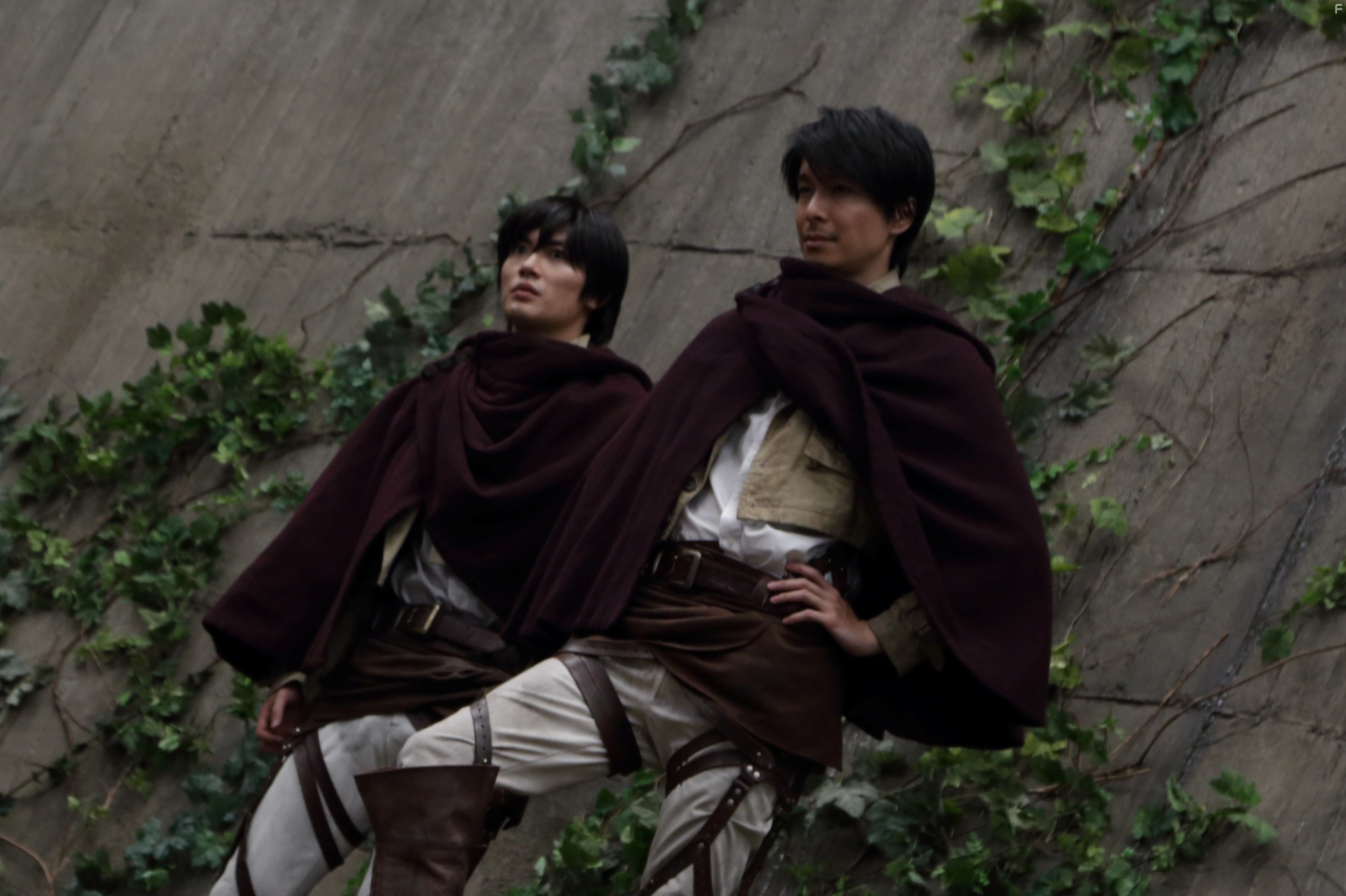 Haruma Miura and Hiroki Hasegawa in Атака титанов. Фильм второй: Конец света (2015)