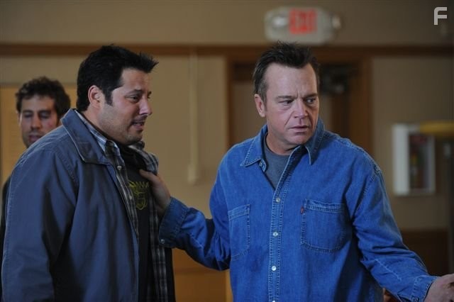 Tom Arnold and Greg Grunberg in Управление страстью (2010)