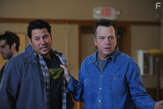 Tom Arnold and Greg Grunberg in Управление страстью (2010)
