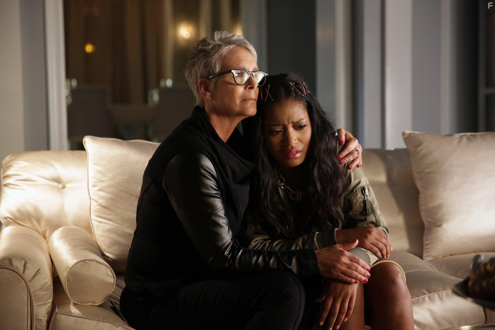 Jamie Lee Curtis and Keke Palmer in Scream Queens (2015)