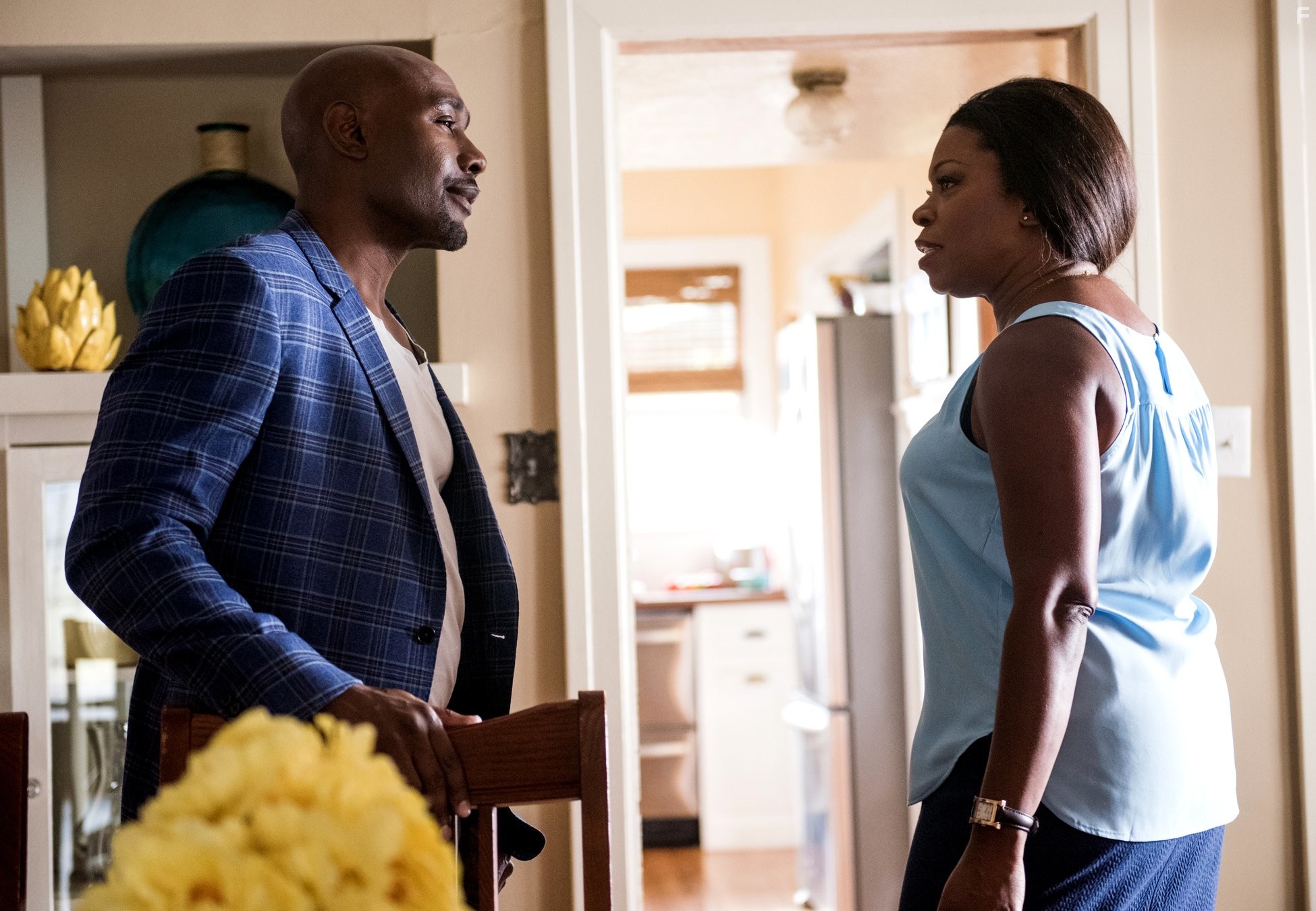 Morris Chestnut and Lorraine Toussaint in Роузвуд (2015)