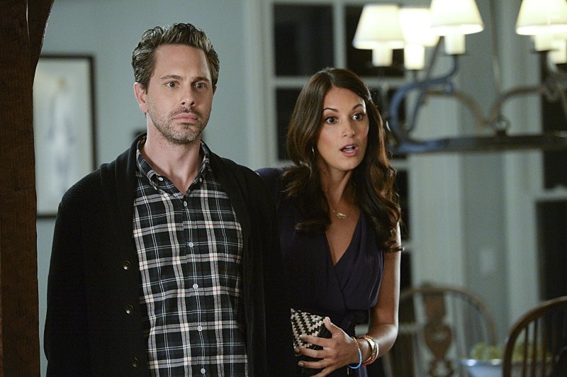 Thomas Sadoski and Angelique Cabral in Жизнь в деталях (2015)