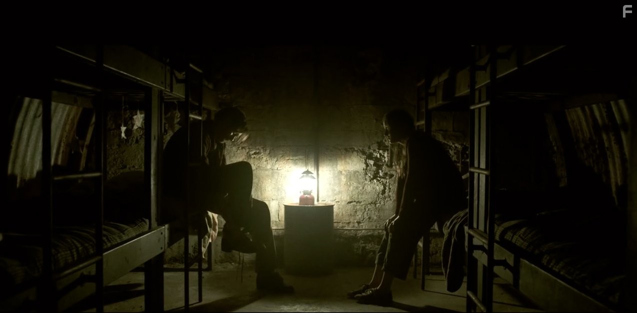 Затаившись (2015)