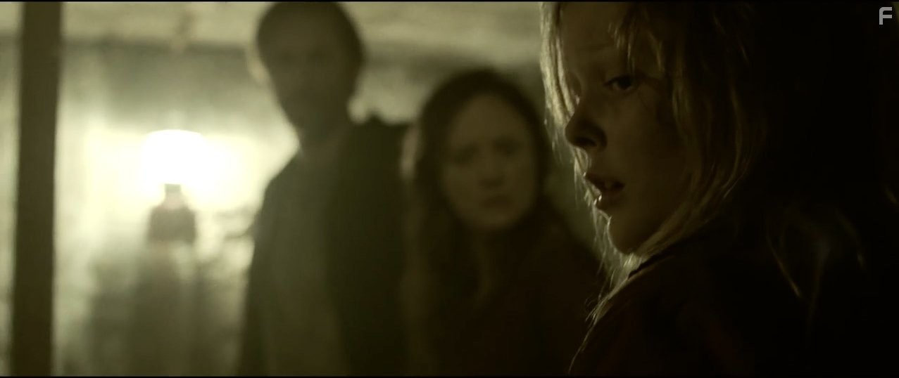 Затаившись (2015)