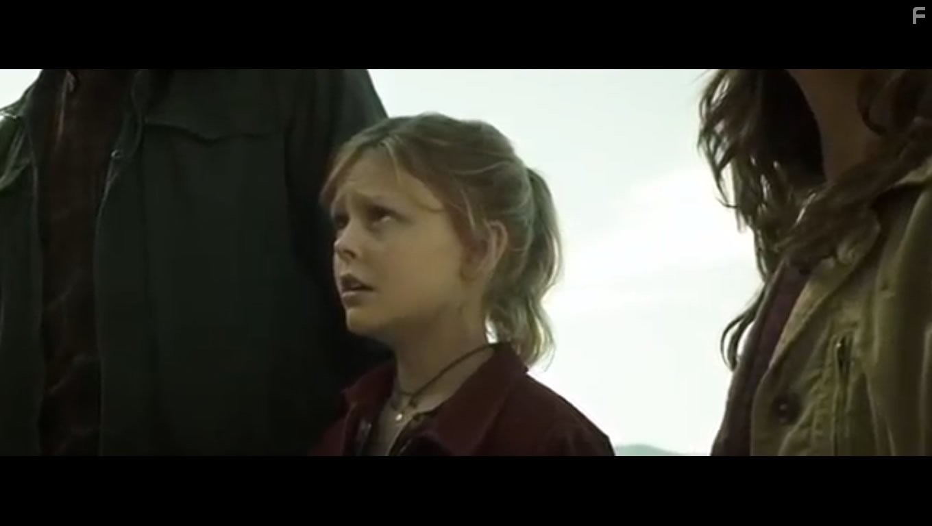 Emily Alyn Lind in Затаившись (2015)