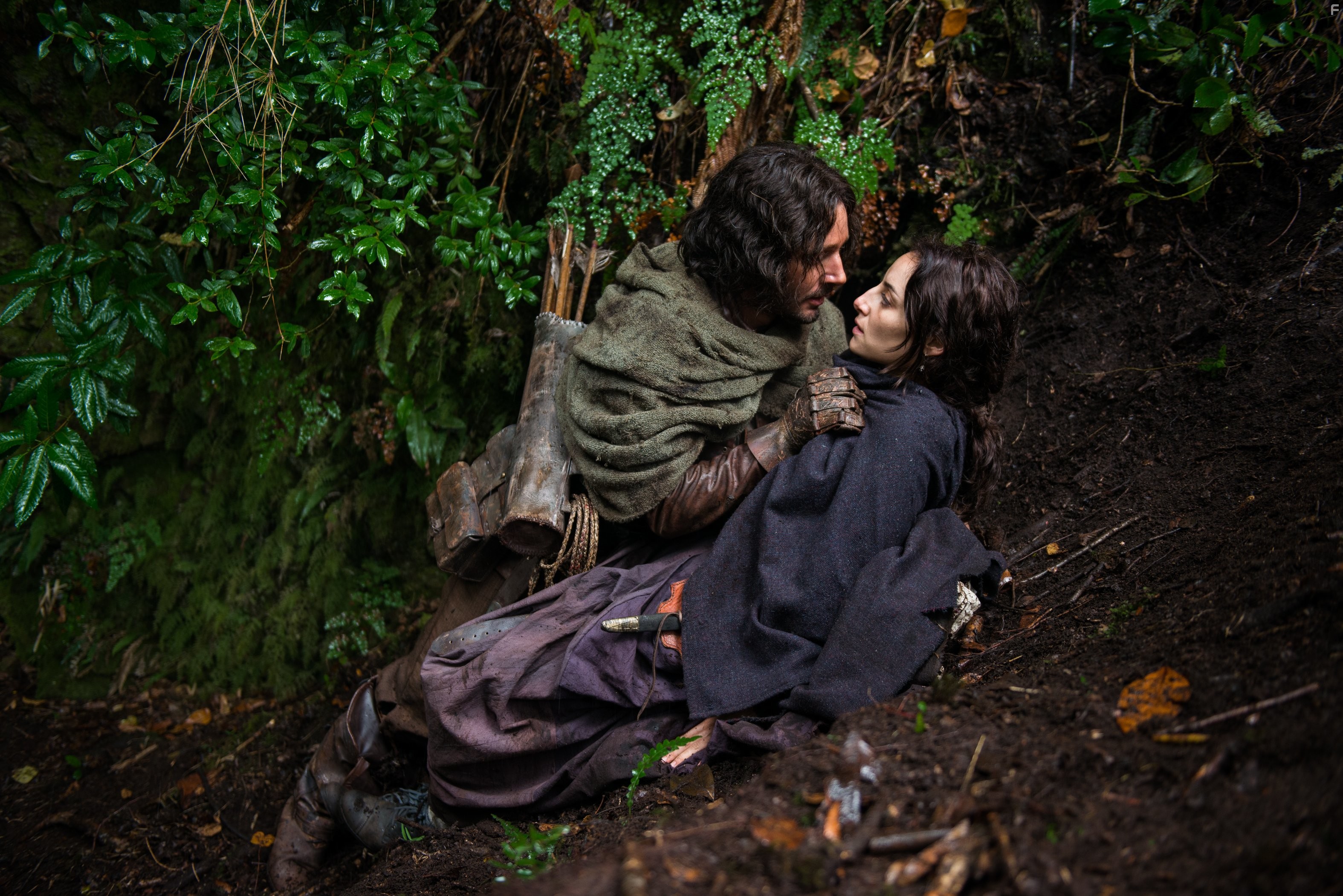 Benjam?n Vicu?a and Marimar Vega in Осаждённые (2015)