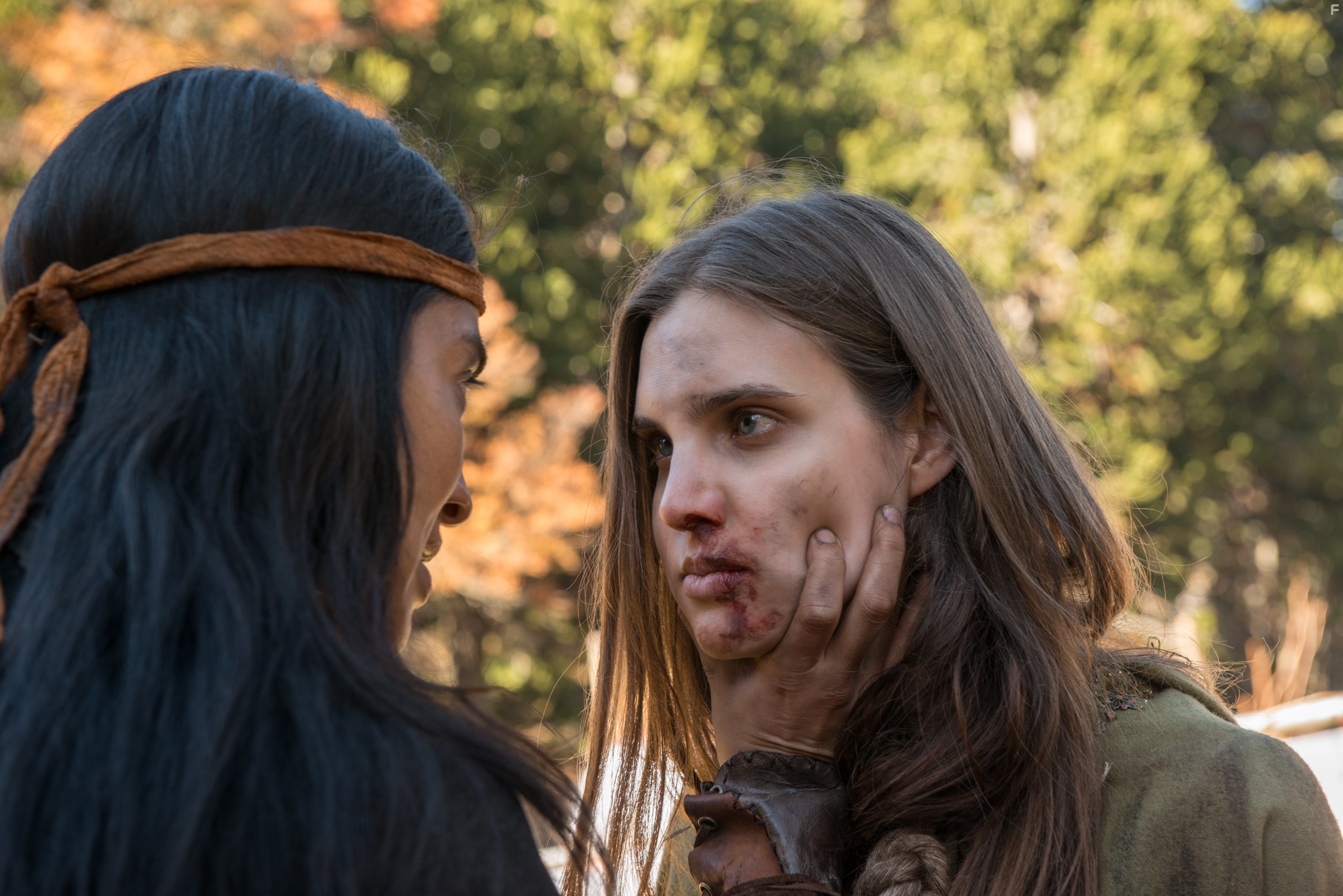 Gabriela Arancibia and Macarena Achaga in Осаждённые (2015)