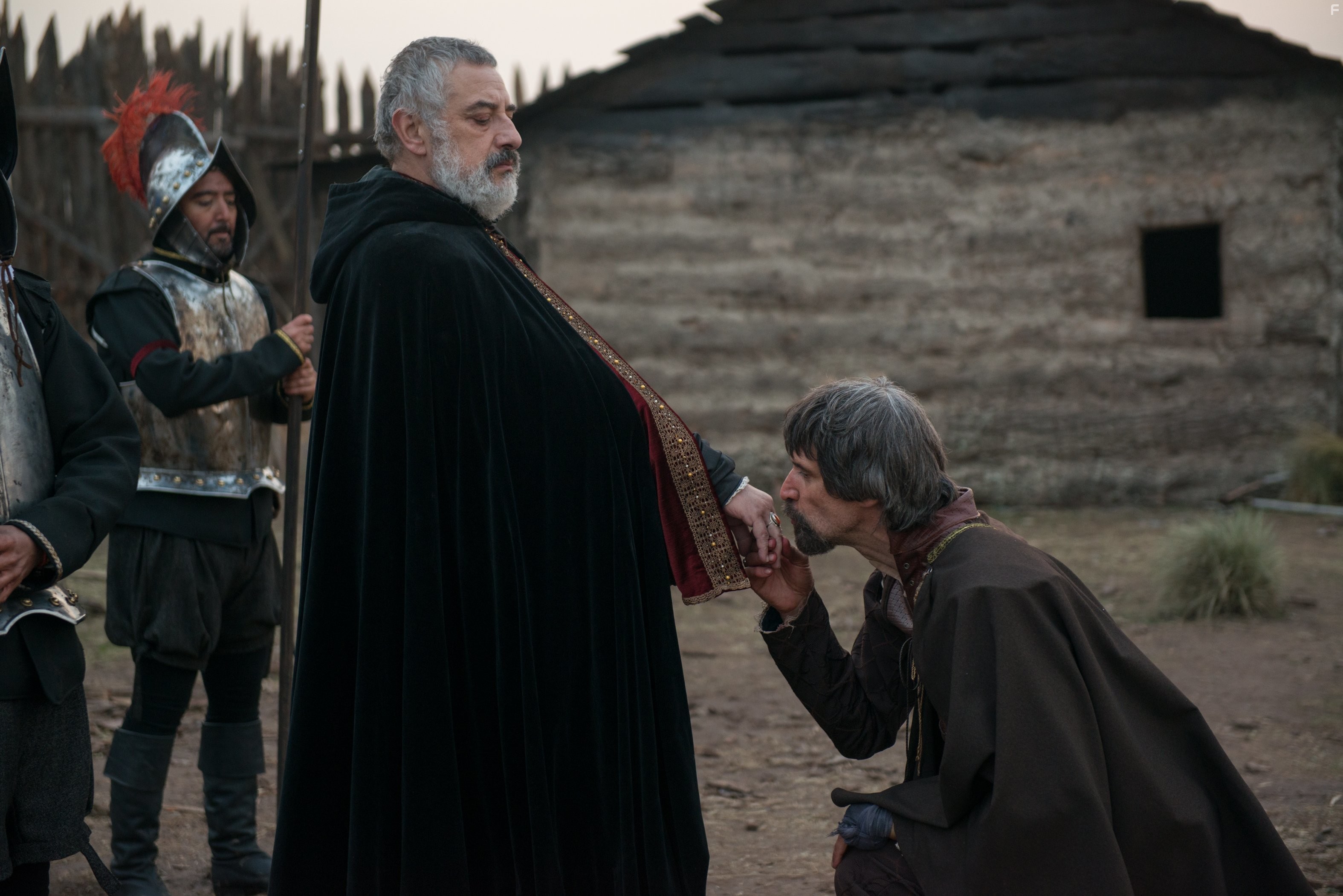 Francisco Melo and Tito Bustamante in Осаждённые (2015)