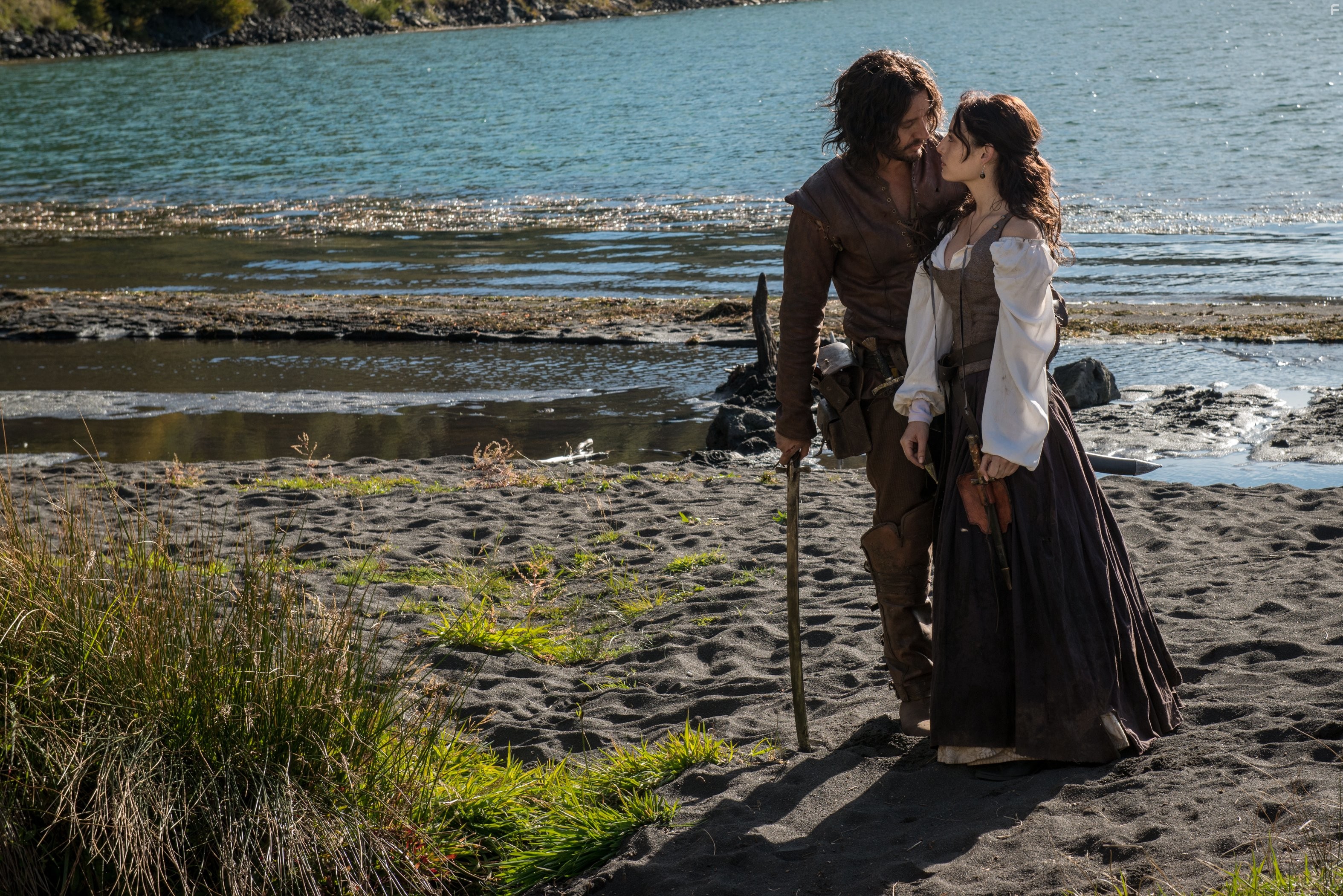 Benjam?n Vicu?a and Marimar Vega in Осаждённые (2015)