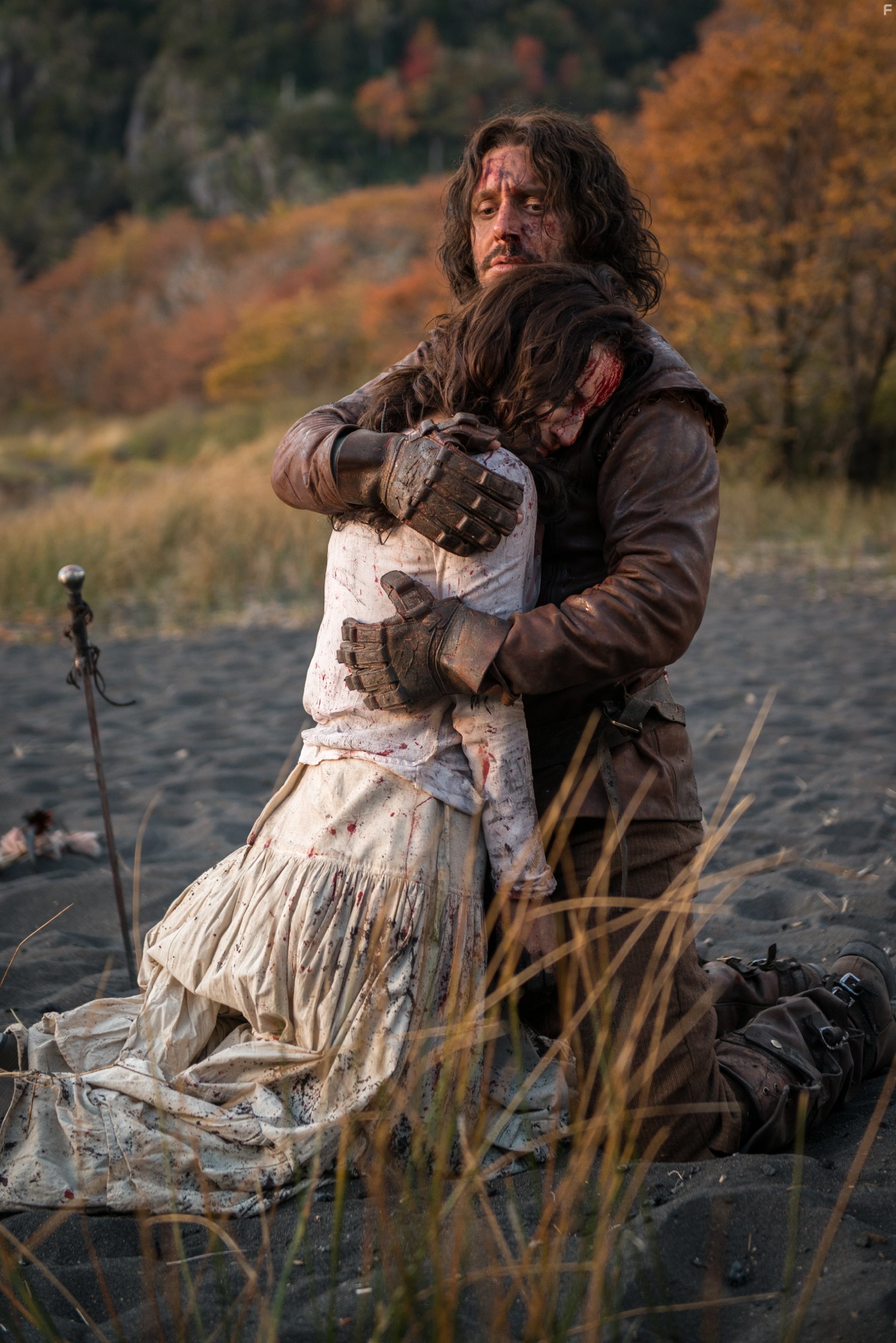 Benjam?n Vicu?a and Marimar Vega in Осаждённые (2015)