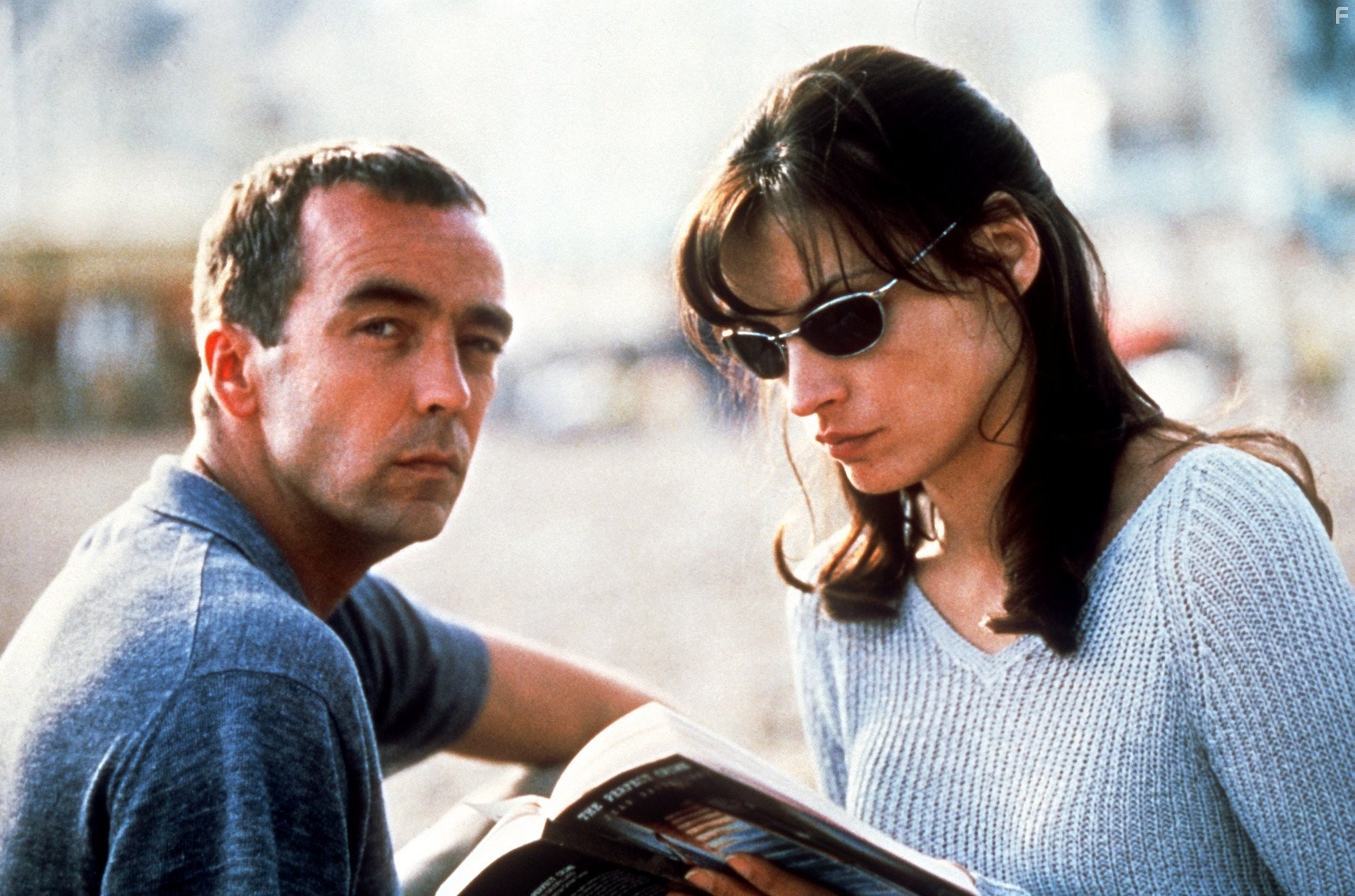 Famke Janssen and John Hannah in Чужая игра (2000)