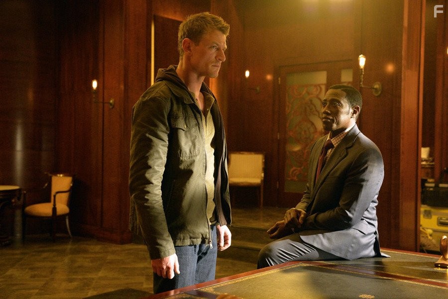 Wesley Snipes and Philip Winchester in Игрок (2015)